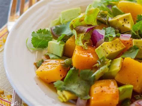Ensalada de aguacate, mango y queso feta