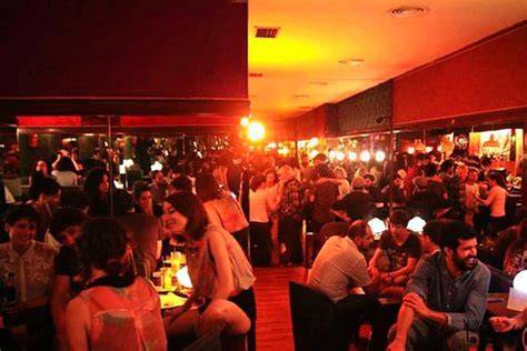 ambiente de noche madrileña en un bar clásico
