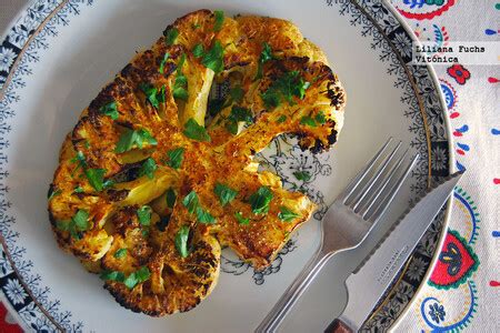 Sándwich de filete de coliflor asada con verduras frescas