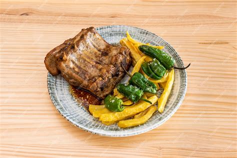 Plato de costillas fritas con pimientos