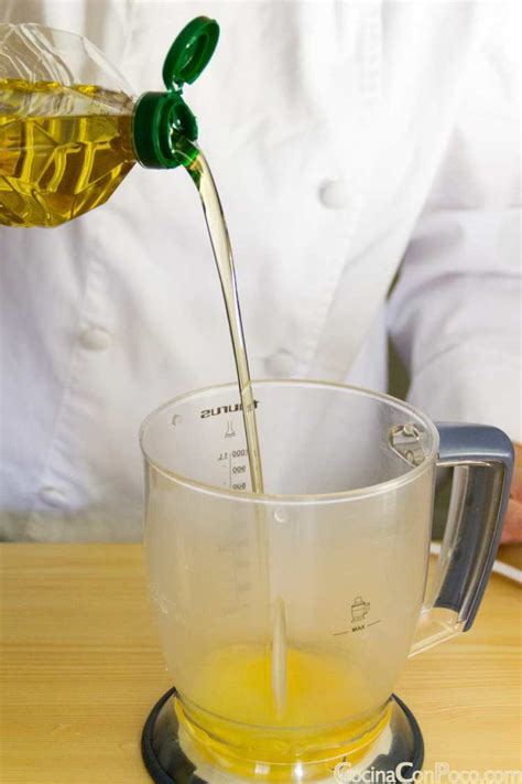Proceso de emulsionado del alioli con batidora de mano