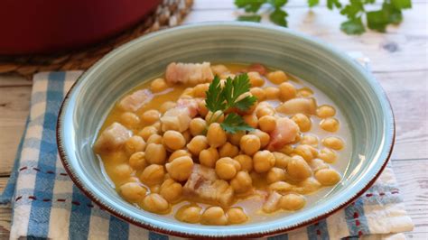 Plato de garbanzos con chorizo y panceta servido en un cuenco tradicional