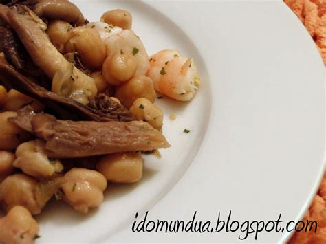 plato de garbanzos con gambas y setas salteadas