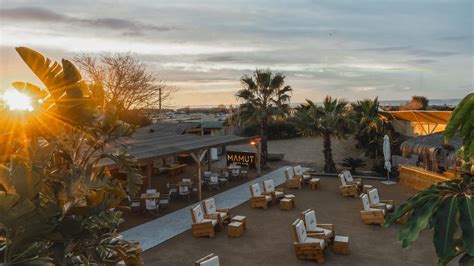 Terraza de restaurante Mamut Beach Club en Viladecans con vistas al mar