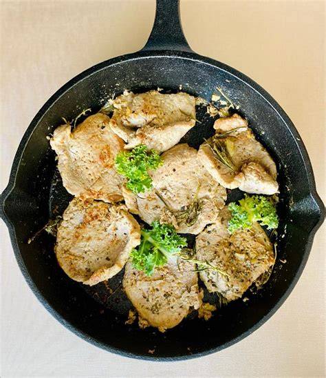 Sartén con lomo de cerdo picado cocinándose