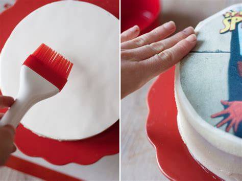 Aplicación de oblea sobre tarta de fondant