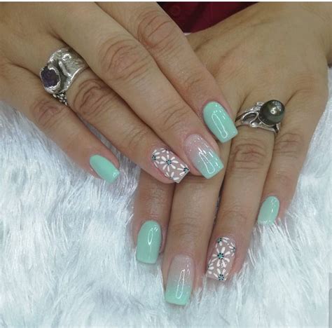 Uñas con efecto degradado verde menta