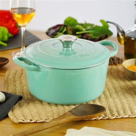 Olla cocotte de hierro fundido con un guiso