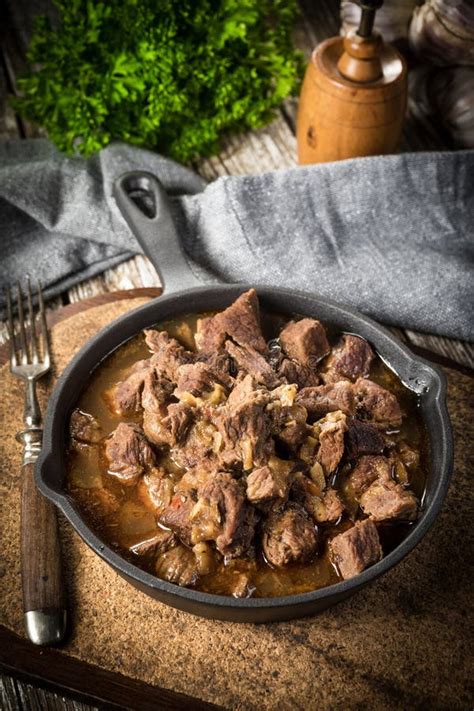 Guiso de carne en una cocotte de hierro fundido