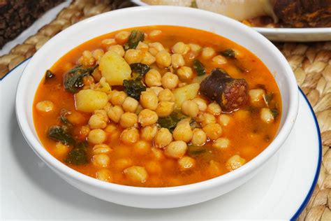 Plato de guiso de garbanzos servido
