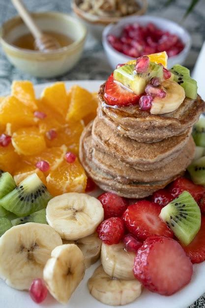 Panqueques veganos con fruta fresca