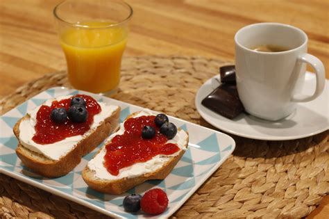 Desayuno saludable con tostadas y puré de avellanas