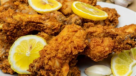 Pollo frito al limón y ajo servido