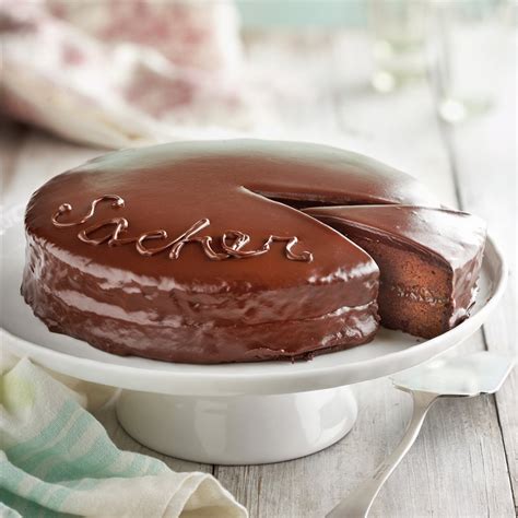 Tarta Sacher clásica servida con nata montada