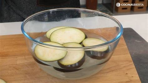 Rodajas de berenjena remojándose en agua con sal