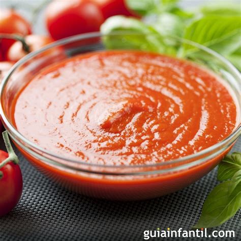 Salsa de tomate casera cociéndose a fuego lento