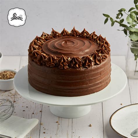 Pastel de chocolate suizo decorado