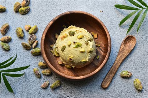 bol con helado de pistacho artesanal y pistachos frescos alrededor