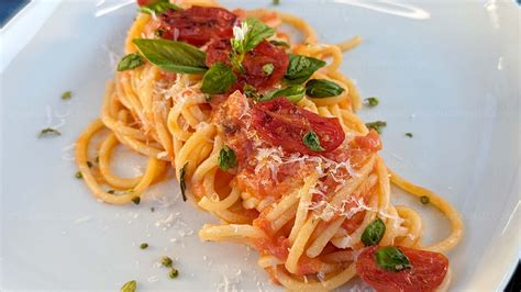 Spaghetti al pomodoro con albahaca