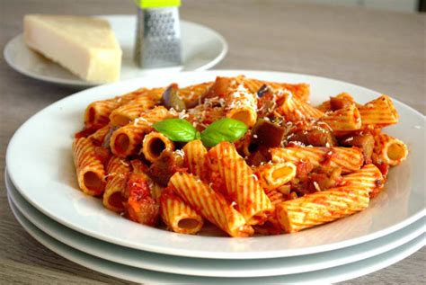 Pasta n'casciata con salsa de tomate, berenjena y queso