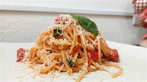 Spaghetti allo Scarpariello con queso y albahaca