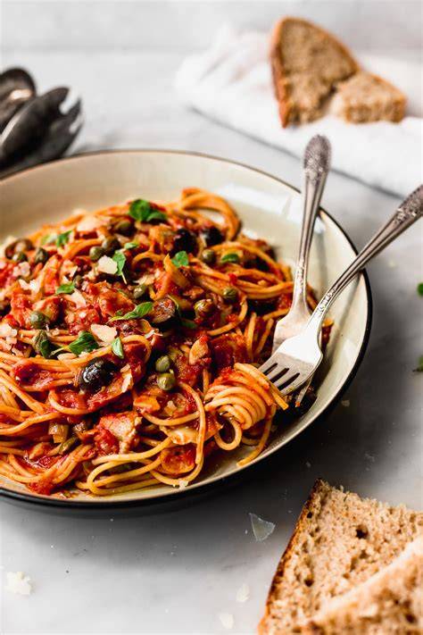Pasta a la siciliana con aceitunas y alcaparras