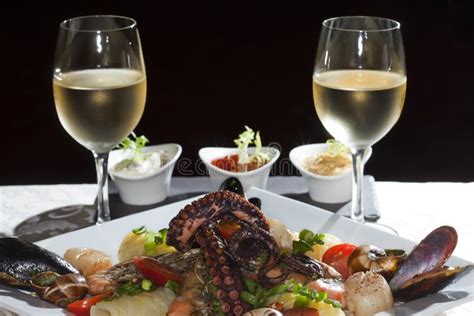 Entrantes frescos de mariscos y vino blanco