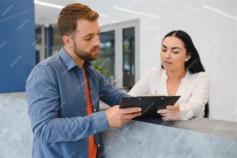Personal amable atendiendo a clientes