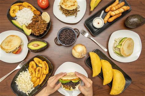 Mesa con diferentes platos de comida venezolana