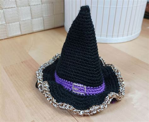 sombrero de bruja a crochet detalle de la hebilla