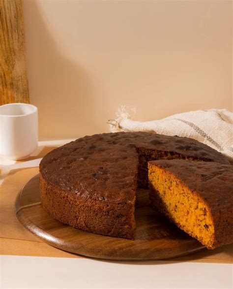 Bizcocho de zanahoria y algarroba en un plato con una taza de café
