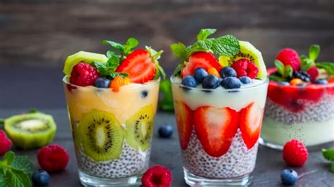 Variedad de postres saludables con frutas