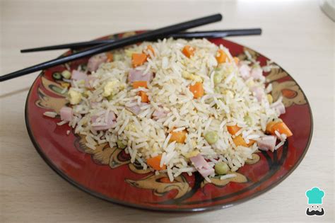 Arroz tres delicias servido en un cuenco con palillos
