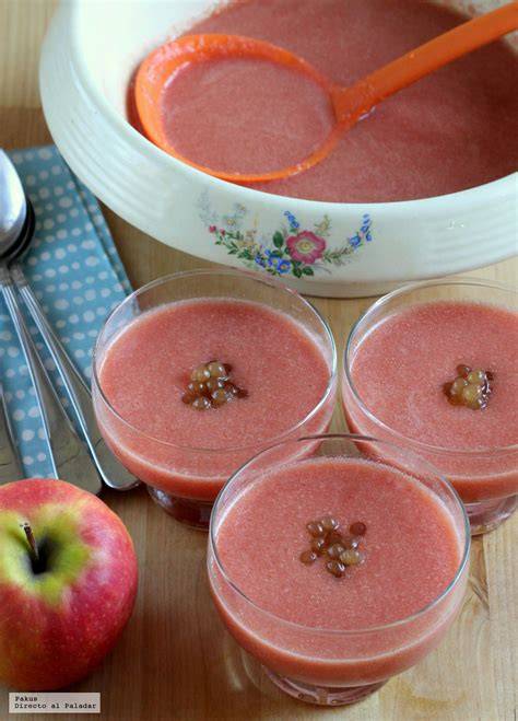 Ingredientes frescos para gazpacho de manzana