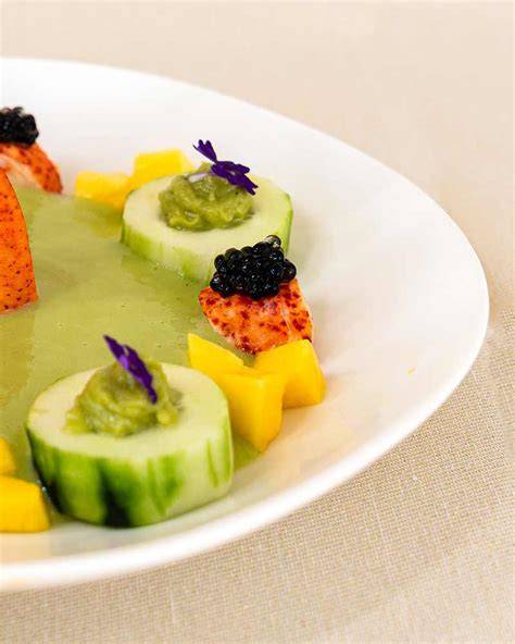 Presentación de gazpacho de manzana con guarnición