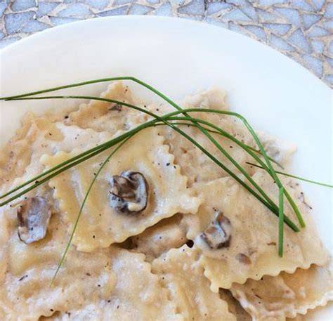 plato de raviolis recién hechos con champiñones