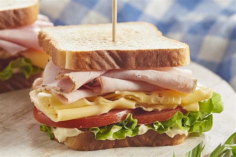 Sándwich con mayonesa, lechuga y tomate