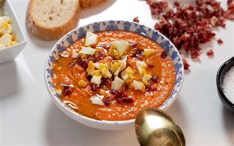 Plato típico de salmorejo con huevo y jamón