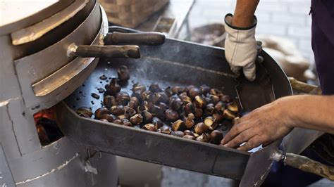 Castañas asadas en un puesto callejero