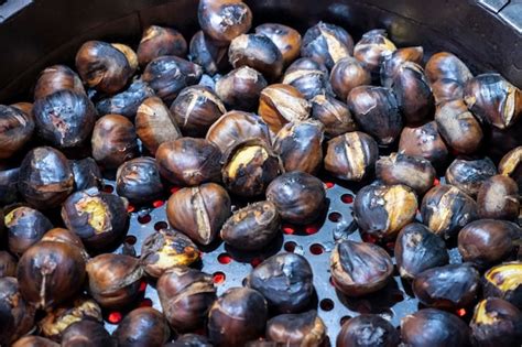 Castañas asándose en una sartén sobre vitrocerámica