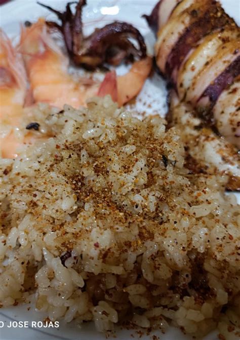 Arroz frito a la plancha recién hecho