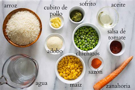 Variedad de ingredientes para arroz frito a la plancha