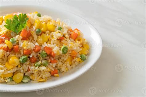 Arroz mezclado con huevo para la base