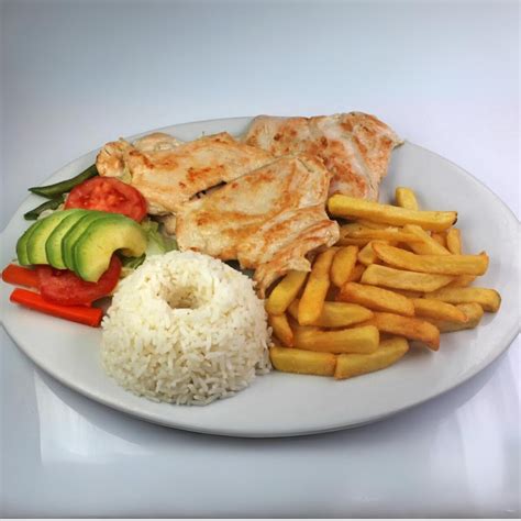 Arroz frito a la plancha servido con guarniciones