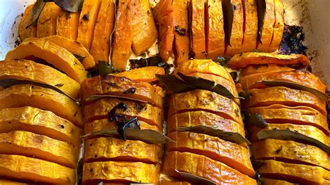 Calabaza hasselback horneada con queso y especias