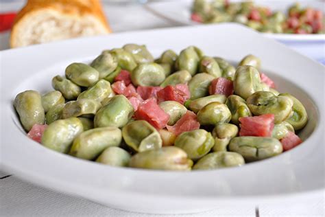 Plato de habas salteadas con jamón ibérico