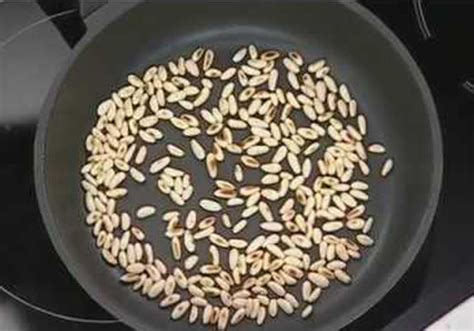 Piñones tostados en una sartén