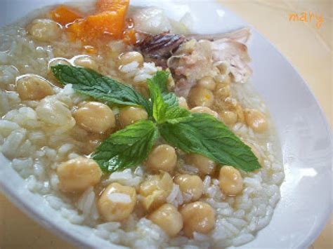 Puchero servido con arroz y hierbabuena