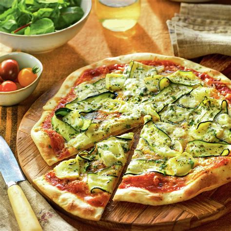 Pizza de calabacín con queso y verduras