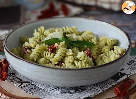 Plato de ensalada de pasta con alubias y pesto